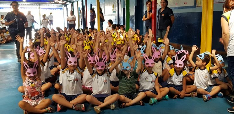 Prefeitura entrega ovos de Páscoa e faz a alegria das crianças.